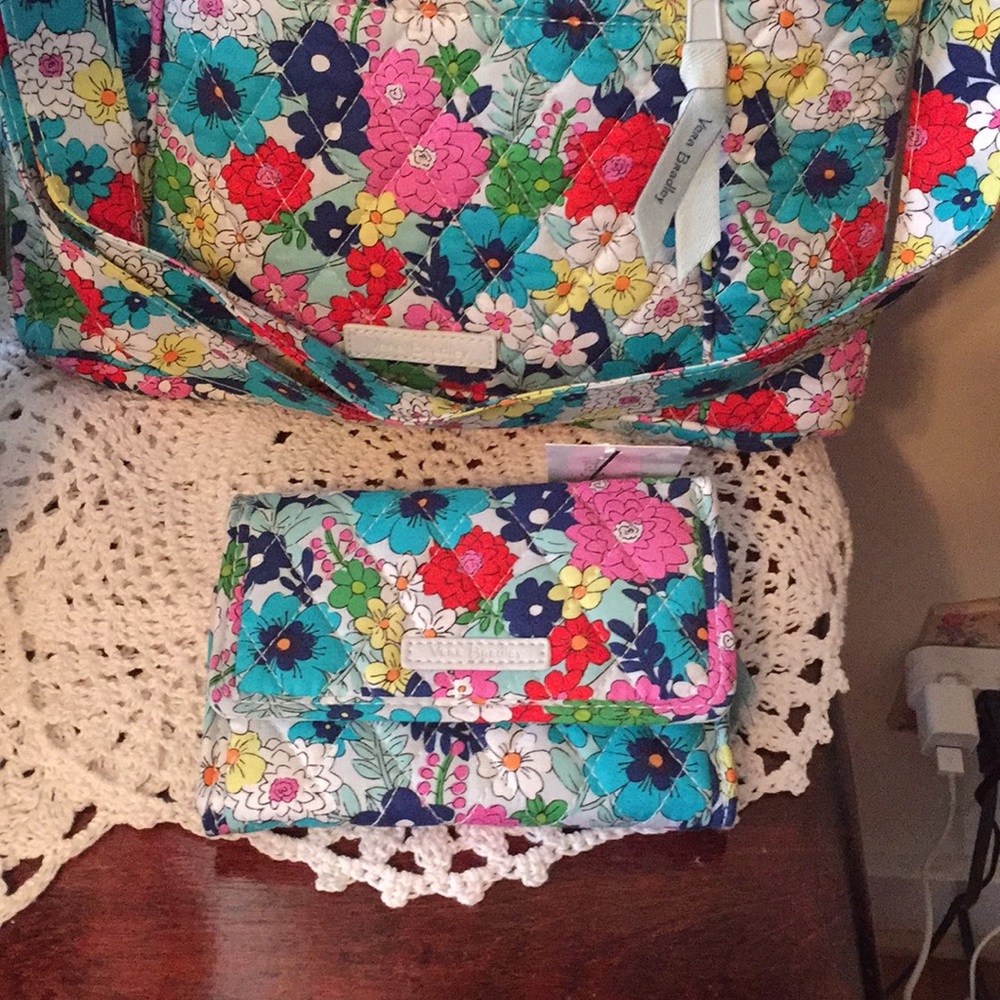 Vera Bradley wallet and purse New With Tags🌷🌷🌸 - Picture 2 of 3
